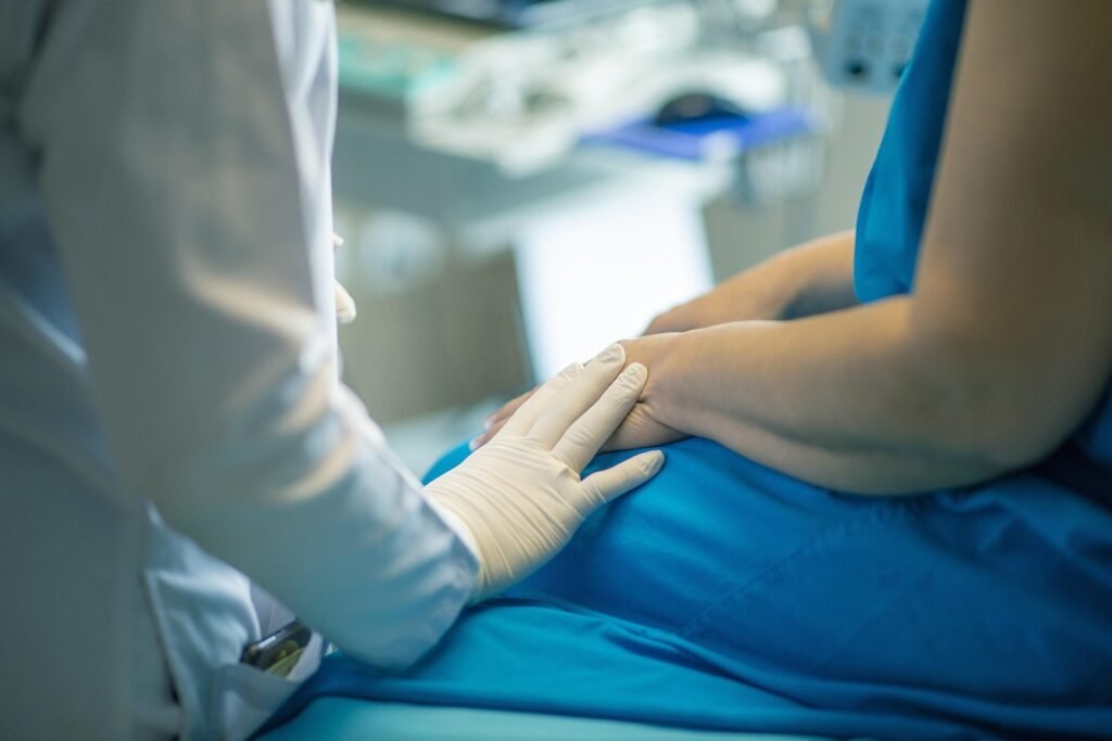 Zdravnik se v ambulanti pogovarja s pacientom